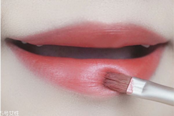 怎么用唇刷涂口紅 涂口紅的方法