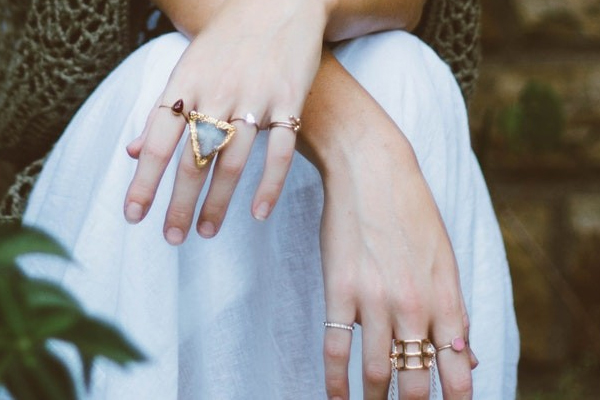 女生食指比無名指長(zhǎng)代表什么意思 專家說容易出軌 女生食指比無名指長(zhǎng)代表什么意思 專家說容易出軌