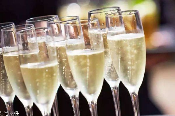 香檳杯和紅酒杯的區(qū)別 紅酒杯的材質(zhì)和形狀 香檳杯和紅酒杯的區(qū)別 紅酒杯的材質(zhì)和形狀