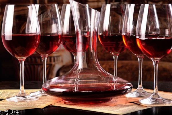 香檳杯和紅酒杯的區(qū)別 紅酒杯的材質(zhì)和形狀 香檳杯和紅酒杯的區(qū)別 紅酒杯的材質(zhì)和形狀