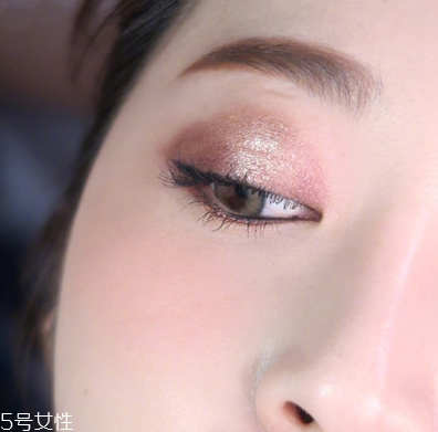 液體眼影怎么用 液體眼影的使用教程 液體眼影怎么用 液體眼影的使用教程