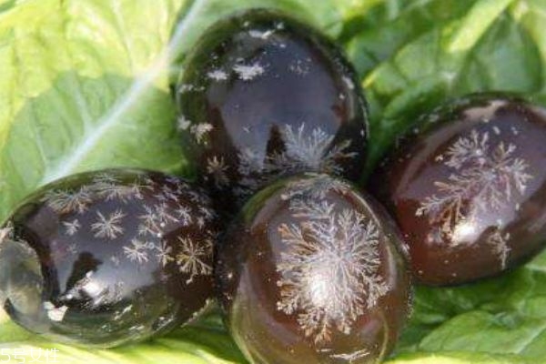 松花蛋和變蛋的區(qū)別 如何挑選皮蛋 松花蛋和變蛋的區(qū)別 如何挑選皮蛋