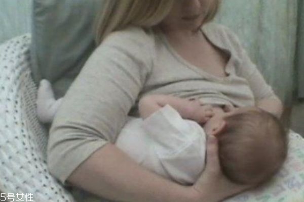 寶寶嗆奶怎么判斷沒事 嗆奶后應(yīng)該如何急救呢 寶寶嗆奶怎么判斷沒事 嗆奶后應(yīng)該如何急救呢