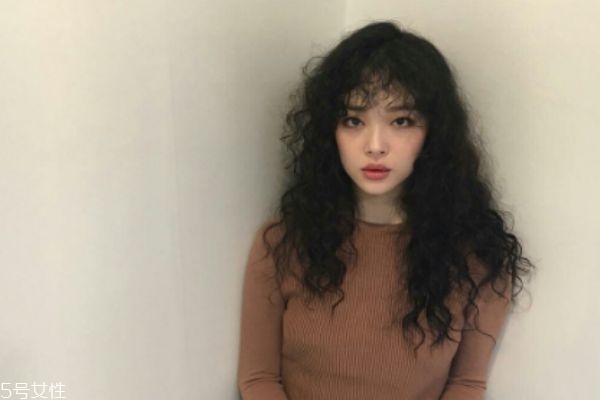 羊毛卷和泡面卷的區(qū)別 羊毛卷適合什么臉型 羊毛卷和泡面卷的區(qū)別 羊毛卷適合什么臉型