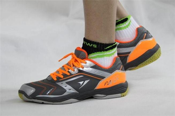 羽毛球鞋可以打網球嗎 容易崴腳 羽毛球鞋可以打網球嗎 容易崴腳