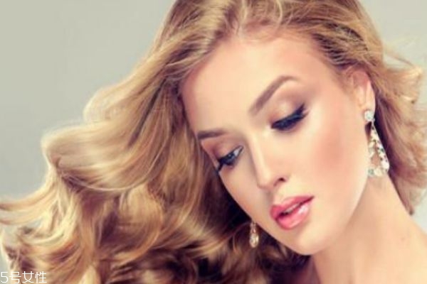 打完耳洞多久可以碰水 剛打耳洞帶什么耳釘好 打完耳洞多久可以碰水 剛打耳洞帶什么耳釘好