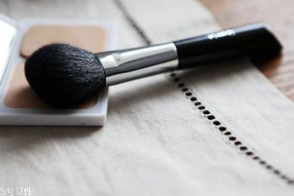 動(dòng)物毛眼影刷和人造毛眼影刷有什么區(qū)別 兩種毛的區(qū)別 動(dòng)物毛眼影刷和人造毛眼影刷有什么區(qū)別 兩種毛的區(qū)別