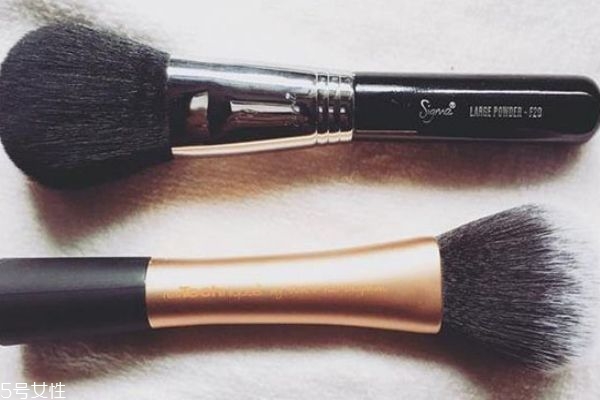 動(dòng)物毛眼影刷和人造毛眼影刷有什么區(qū)別 兩種毛的區(qū)別 動(dòng)物毛眼影刷和人造毛眼影刷有什么區(qū)別 兩種毛的區(qū)別