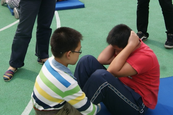 仰臥起坐對腰有傷害嗎？仰臥起坐一分鐘多少個及格