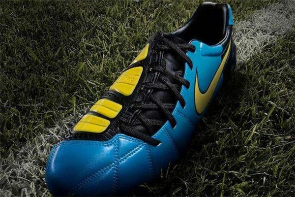 足球鞋可以當訓練鞋嗎 要看具體款式 足球鞋可以當訓練鞋嗎 要看具體款式