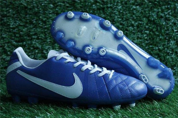 足球鞋可以當訓練鞋嗎 要看具體款式 足球鞋可以當訓練鞋嗎 要看具體款式