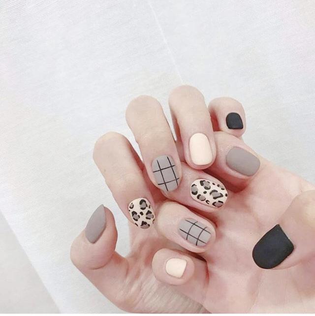 黑色磨砂美甲圖片2019 新款簡約黑色美甲款式 黑色磨砂美甲圖片2019 新款簡約黑色美甲款式