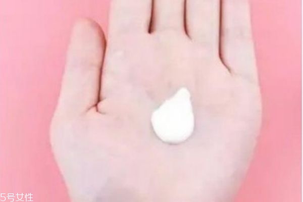 護膚品的涂抹用量 護膚品正確用量 護膚品的涂抹用量 護膚品正確用量