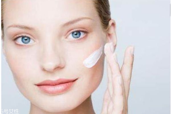 臉部皮膚干燥怎么補(bǔ)水 臉補(bǔ)水最好的方法 臉部皮膚干燥怎么補(bǔ)水 臉補(bǔ)水最好的方法