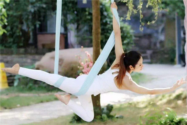 空中瑜伽安全嗎 要有專業(yè)老師 空中瑜伽安全嗎 要有專業(yè)老師