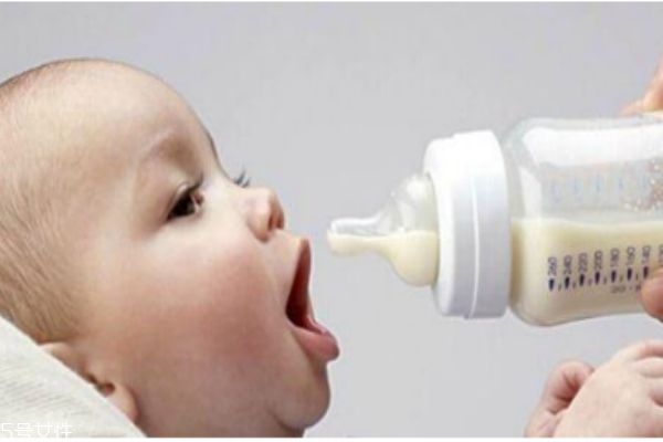 沖奶粉太濃太稀都有害 奶粉請(qǐng)按比例沖調(diào) 沖奶粉太濃太稀都有害 奶粉請(qǐng)按比例沖調(diào)
