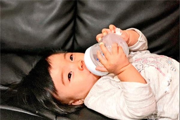 新生兒多喝水好嗎 過多小心水中毒 新生兒多喝水好嗎 過多小心水中毒