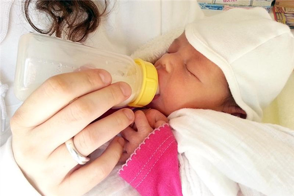 新生兒多喝水好嗎 過多小心水中毒 新生兒多喝水好嗎 過多小心水中毒