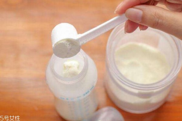 沖奶粉太濃太稀都有害 奶粉請(qǐng)按比例沖調(diào) 沖奶粉太濃太稀都有害 奶粉請(qǐng)按比例沖調(diào)