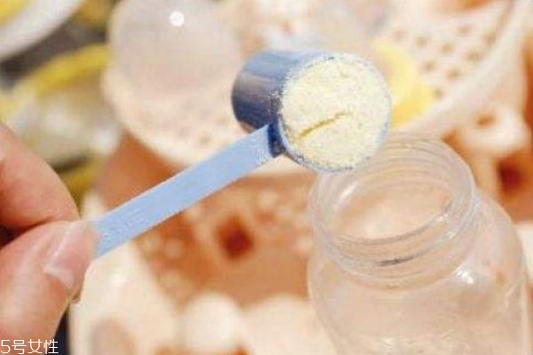 沖奶粉太濃太稀都有害 奶粉請(qǐng)按比例沖調(diào) 沖奶粉太濃太稀都有害 奶粉請(qǐng)按比例沖調(diào)