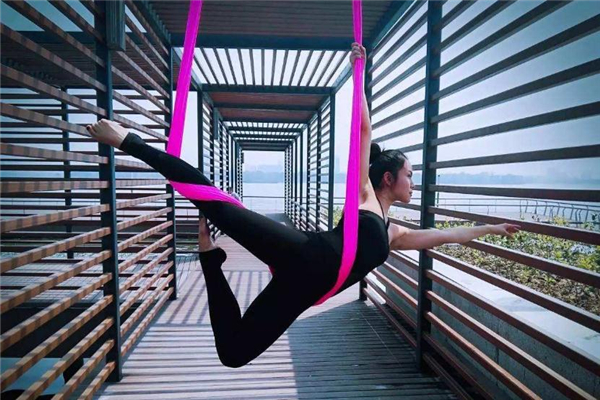 空中瑜伽好處及作用 空中瑜伽和地面瑜伽哪個(gè)更好