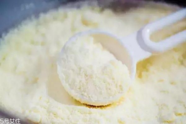 沖奶粉太濃太稀都有害 奶粉請(qǐng)按比例沖調(diào) 沖奶粉太濃太稀都有害 奶粉請(qǐng)按比例沖調(diào)