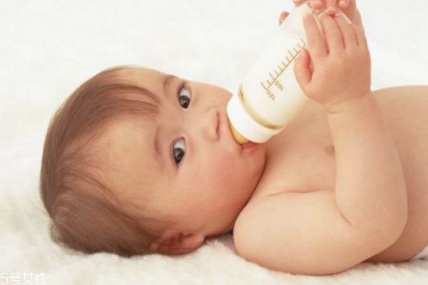 奶瓶標準口徑和寬口徑區(qū)別 奶瓶消毒的方法 奶瓶標準口徑和寬口徑區(qū)別 奶瓶消毒的方法