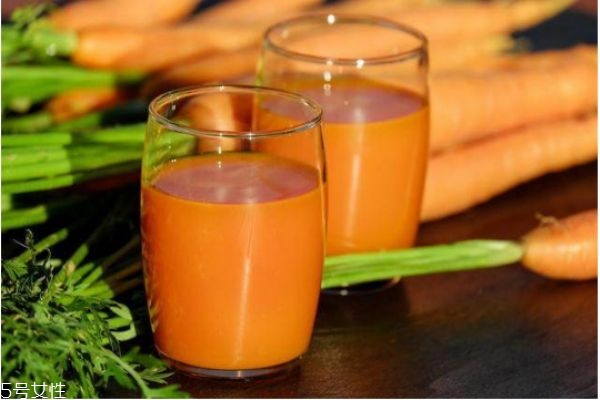 胡蘿卜榨汁要煮熟嗎 經(jīng)常喝胡蘿卜汁有什么好處 胡蘿卜榨汁要煮熟嗎 經(jīng)常喝胡蘿卜汁有什么好處