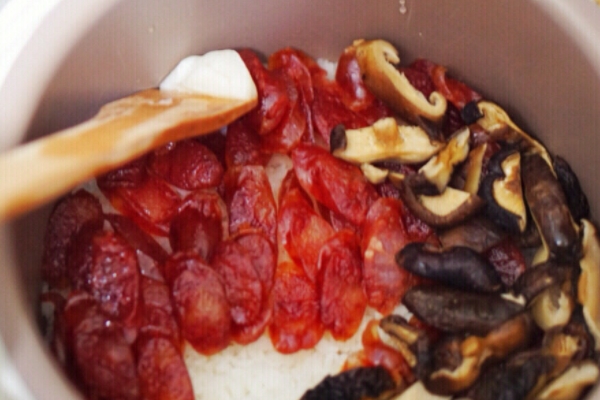 煲仔飯是哪個(gè)省的傳統(tǒng)美食 源于廣東 煲仔飯是哪個(gè)省的傳統(tǒng)美食 源于廣東