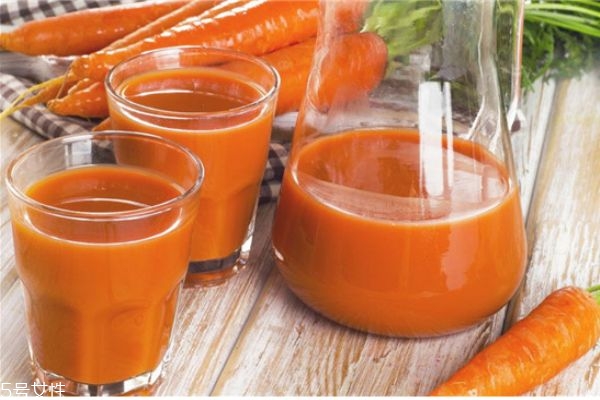 胡蘿卜榨汁要煮熟嗎 經(jīng)常喝胡蘿卜汁有什么好處 胡蘿卜榨汁要煮熟嗎 經(jīng)常喝胡蘿卜汁有什么好處