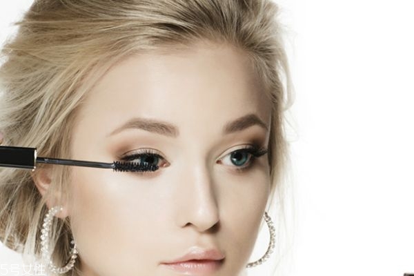 睫毛膏和眼線先畫哪個(gè) 看個(gè)人習(xí)慣 睫毛膏和眼線先畫哪個(gè) 看個(gè)人習(xí)慣