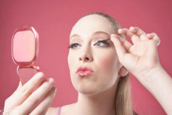 睫毛膏和眼線先畫哪個(gè) 看個(gè)人習(xí)慣 睫毛膏和眼線先畫哪個(gè) 看個(gè)人習(xí)慣