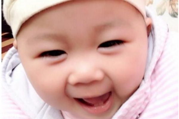 寶寶眼皮上有個(gè)小疙瘩是怎么回事 寶寶眼皮上有個(gè)小疙瘩是怎么回事