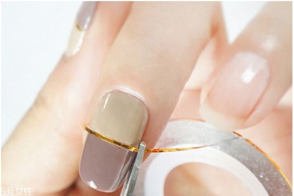 簡(jiǎn)單撞色美甲教程 藍(lán)色星星美甲教程 簡(jiǎn)單撞色美甲教程 藍(lán)色星星美甲教程