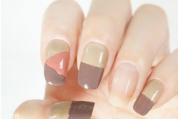 簡(jiǎn)單撞色美甲教程 藍(lán)色星星美甲教程 簡(jiǎn)單撞色美甲教程 藍(lán)色星星美甲教程