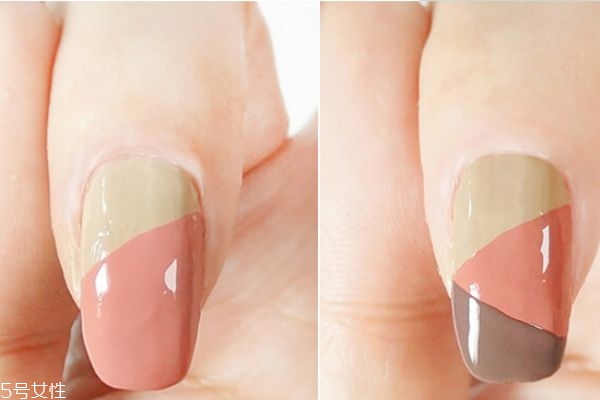 簡(jiǎn)單撞色美甲教程 藍(lán)色星星美甲教程 簡(jiǎn)單撞色美甲教程 藍(lán)色星星美甲教程