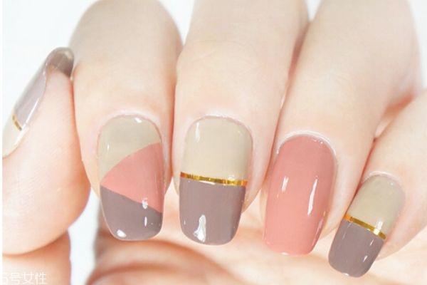 簡(jiǎn)單撞色美甲教程 藍(lán)色星星美甲教程 簡(jiǎn)單撞色美甲教程 藍(lán)色星星美甲教程