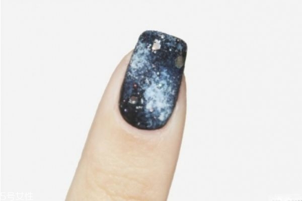 暈染美甲怎么做 夢幻星座美甲教程 暈染美甲怎么做 夢幻星座美甲教程