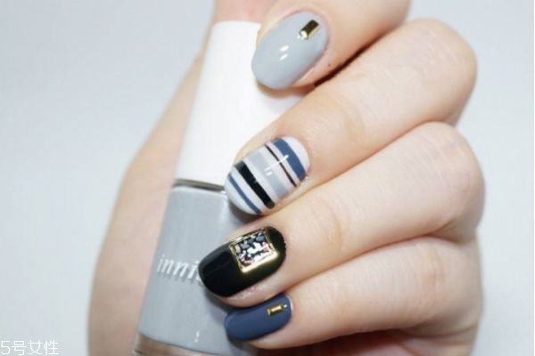 藍(lán)色美甲怎么做 精致美甲做法教程 藍(lán)色美甲怎么做 精致美甲做法教程