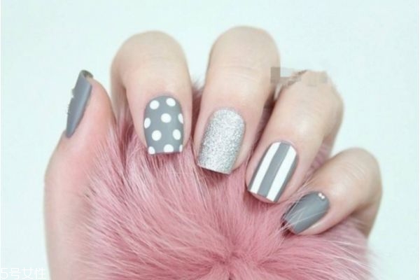 酒紅色美甲怎么做 教你磨砂美甲怎么做 酒紅色美甲怎么做 教你磨砂美甲怎么做