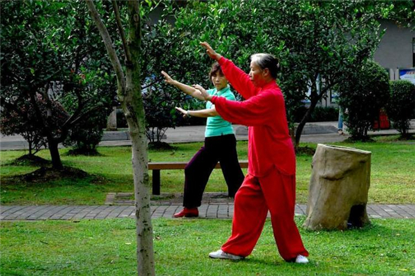 晨練前可以喝水嗎 可以適量飲水 晨練前可以喝水嗎 可以適量飲水