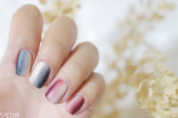 美甲漸變色怎么暈染的 如何做漸變美甲 美甲漸變色怎么暈染的 如何做漸變美甲