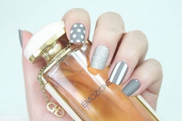 酒紅色美甲怎么做 教你磨砂美甲怎么做 酒紅色美甲怎么做 教你磨砂美甲怎么做