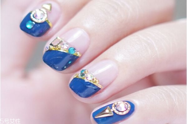 貼鉆美甲教程 個(gè)性鉆飾美甲教程 貼鉆美甲教程 個(gè)性鉆飾美甲教程