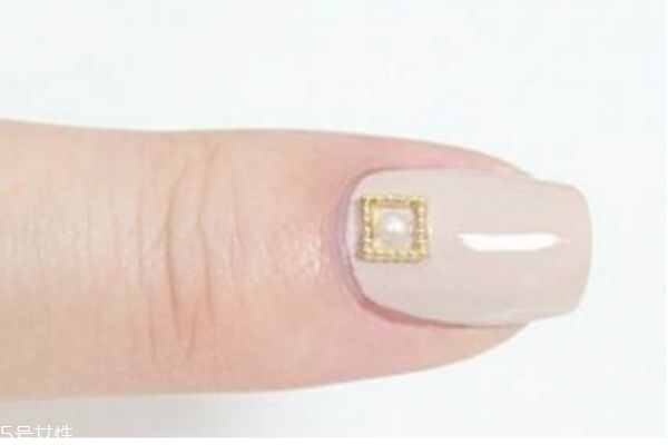 酒紅色美甲怎么做 教你磨砂美甲怎么做 酒紅色美甲怎么做 教你磨砂美甲怎么做