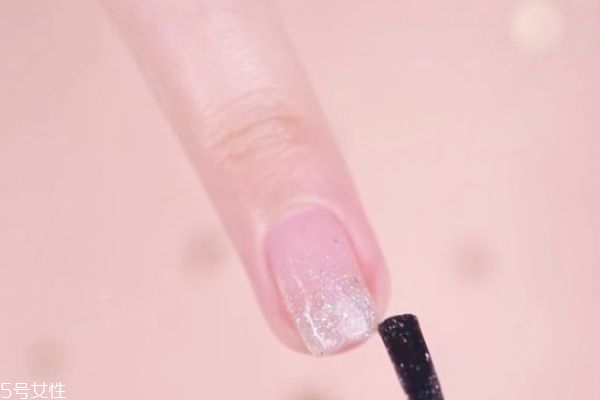 美甲漸變色怎么暈染的 如何做漸變美甲 美甲漸變色怎么暈染的 如何做漸變美甲