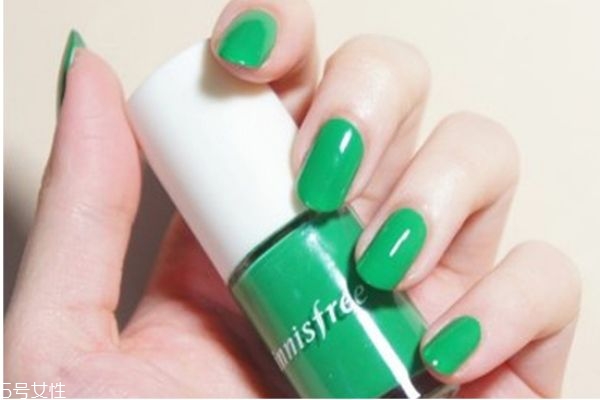 貼鉆美甲教程 個(gè)性鉆飾美甲教程 貼鉆美甲教程 個(gè)性鉆飾美甲教程