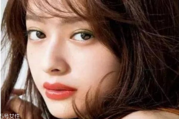 秋冬約會(huì)必備韓式妝容 韓系酒紅色妝容的畫(huà)法 秋冬約會(huì)必備韓式妝容 韓系酒紅色妝容的畫(huà)法