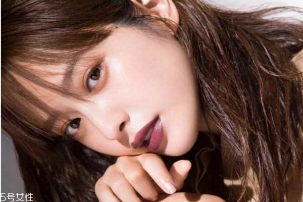 秋冬約會(huì)必備韓式妝容 韓系酒紅色妝容的畫(huà)法 秋冬約會(huì)必備韓式妝容 韓系酒紅色妝容的畫(huà)法