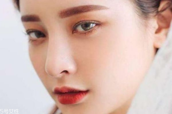 秋冬約會(huì)必備韓式妝容 韓系酒紅色妝容的畫(huà)法 秋冬約會(huì)必備韓式妝容 韓系酒紅色妝容的畫(huà)法